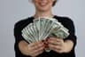Banknoty dolarowe ułożone jako symbol bogactwa i sukcesu finansowego, nawiązujące do oczekiwań rynku wobec obligacji i kredytu.